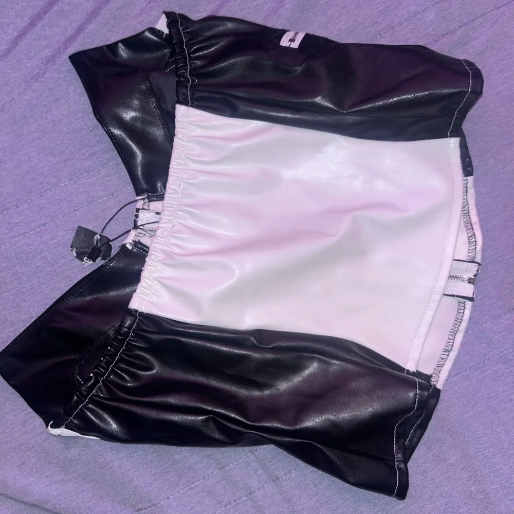 PrettyLittleThing Black and White Crop Top - Picture 4 of 4